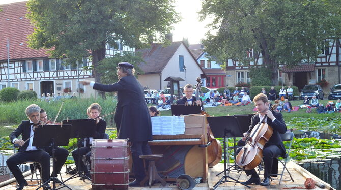 Patrik Silben ist nicht nur der Pianist, sondern auch der Flößer der Stuttgarter Saloniker.foto: Krauth