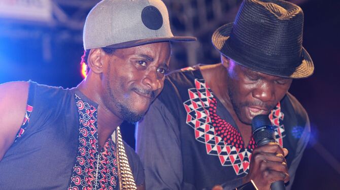 Songs, die zum Hüftschwingen einladen: Musiker der Gruppe Mokoomba beim Auftritt im Rahmen des Afrika-Festivals auf dem Tübinger