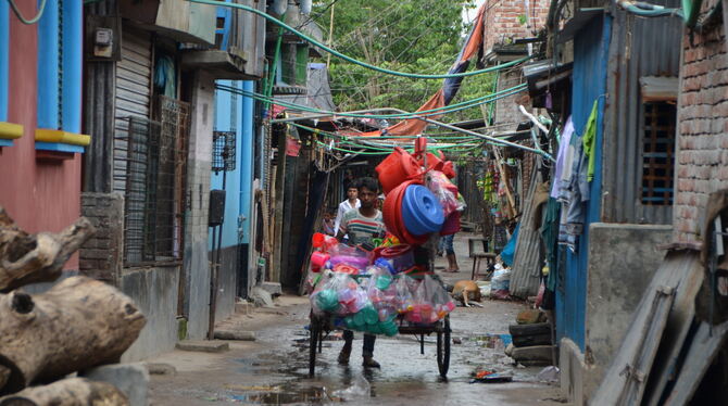 Straße im Slum von Dhaka, der Hauptstadt Bangladeschs. Viele Frauen hier gehen für ein paar Jahre ins Ausland, um Geld für ihre