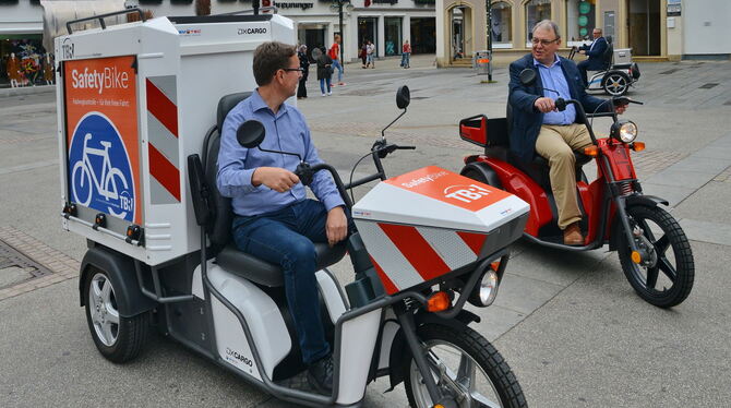 Fertig zur Probefahrt rund um den Marktplatz: TBR-Chef Stefan Kaufmann mit dem neuen Safety Bike (links) und Oberbürgermeister T