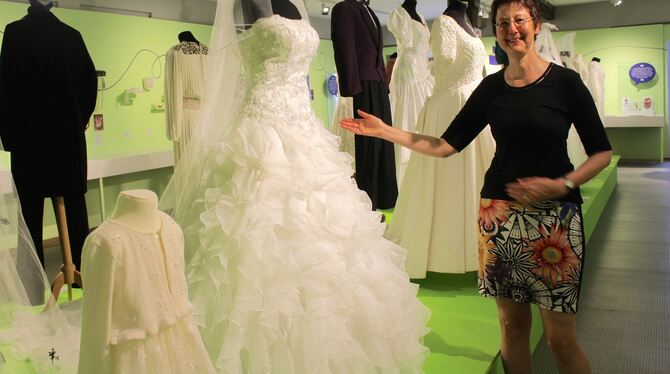 Museumsleiterin Martina Schröder kennt viele Geschichten zu den Kleidern. Foto: Spiess