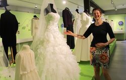 Museumsleiterin Martina Schröder kennt viele Geschichten zu den Kleidern. Foto: Spiess