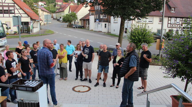 Mit einem kleinen Fest wurde Gächingens neu gestalteter Dorfplatz eröffnet. Im Vordergrund links Bürgermeister Florian Bauer, re