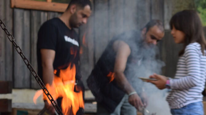 Beim Sommerfest der Flüchtlingshilfe sorgten Feuer und Grill für noch mehr Hitze. Die Sonne leistete ihren Beitrag von oben.Foto