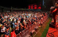Die Stuttgarter Gruppe Antiheld war am Samstag Headliner beim Mössinger U & D in der Mitte und kam beim zahlreich vor der Bühne