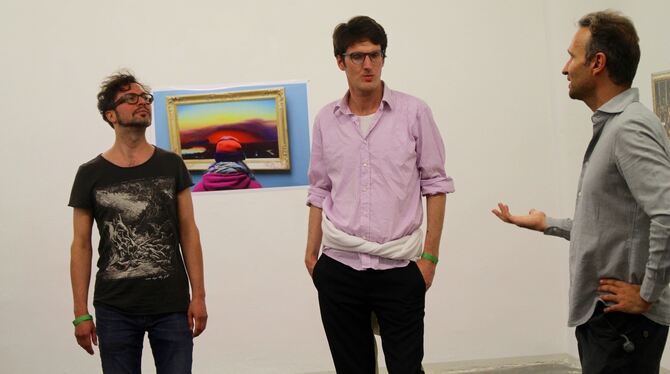 Die Künstler Philip Loersch (links) und Stefan Draschan   vor einer Fotoarbeit Draschans beim Vitamin-Event in den Wandel-Hallen