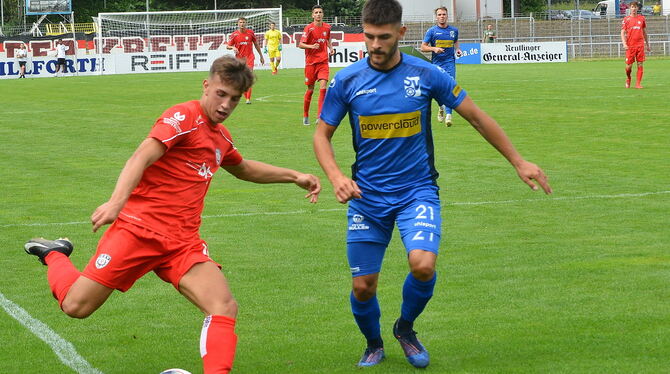 Der A-Jugendliche Felix Heim (links) erzielte in der 84. Minute für Reutlingen das Ausgleichstor zum 2:2. Rechts: Salvatore Muto