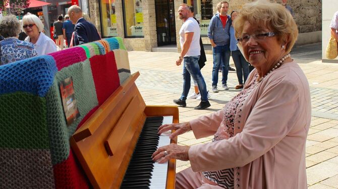 Die 84-jährige Hobbypianistin Lore Stoll verzauberte am Samstag am Street-Piano die Passanten mit ihrer Musik.Fotos: Spiess
