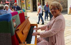 Die 84-jährige Hobbypianistin Lore Stoll verzauberte am Samstag am Street-Piano die Passanten mit ihrer Musik.Fotos: Spiess