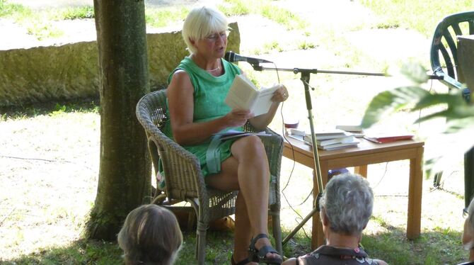Felicitas Vogel unterhielt das Publikum im Klostergarten bestens mit Gedichten, Texten und Briefauszügen. foto: bernklau