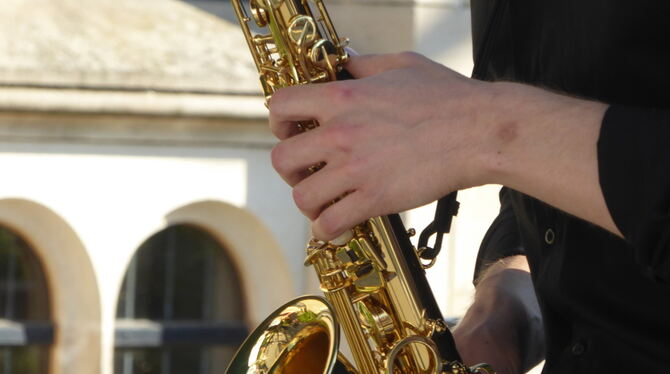Das Quartett »Saxperimente« des Musikvereins Walddorfhäslach spielte vor der Häslacher Kirche: Das Open-Air-Konzert reichte von