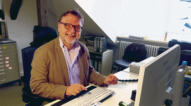 Herbert Eichhorn an einem seiner letzten Arbeitstage in seinem Büro mit, wie man nun weiß, zu niedriger Deckenhöhe. Foto: Knauer