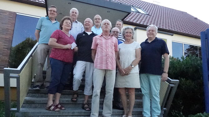 Zwei Fahrerinnen und acht Fahrer, darunter Vereinsvorsitzender Hermann Buck (rechts), auf der Treppe des Bezirksamtes. foto: dör