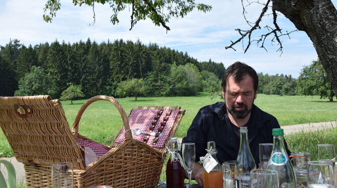 Marcus Hölz, Geschäftsführer der AiS inklusiv gGmbH, von der das Cafe Pausa betrieben wird, beim Picknich am Mössinger Früchtetr