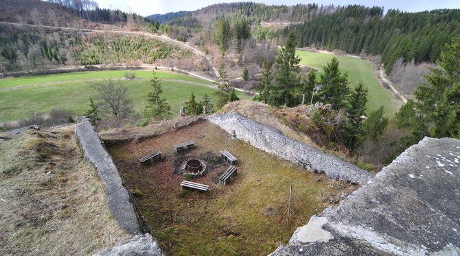 Einst eine der ersten luxuriösen Höhenburgen: Ruine Baldenstein oberhalb des Fehlatals. FotoS: Meyer