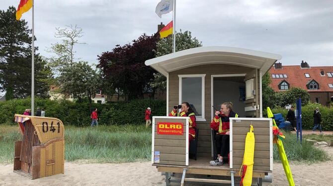 Immer das Meer im Blick: Paulina Spindler (links)und Hannah Fees leisten ihren Dienst am Ostseestrand in Eckernförde .Foto: Priv