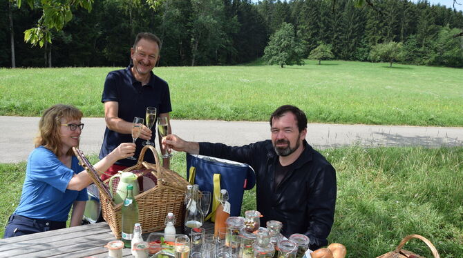 Uwe Walz, Mössinger Tourismusbeauftragter (Mitte) und Marcus Hölz, Geschäftsführer der AiS inklusiv gGmbH, Träger des Cafe Pausa