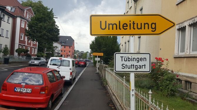 Umleitungen, wohin das Auge blickt: zurzeit vom Finanzamt kommend über die Albstraße Richtung Tübingen oder Pfullingen.