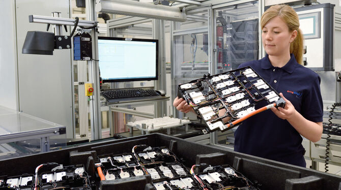 Eine Mitarbeiterin überprüft Zellkontaktiersysteme für Batterien. Foto: Elring Klinger