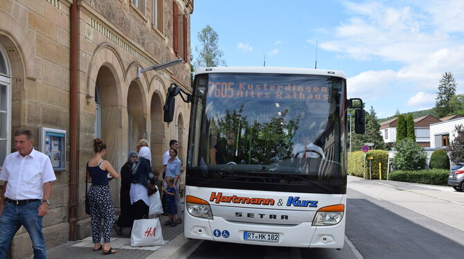 Dieser Bus ist gerade von Pliezhausen am Bahnhof Kirchentellinsfurt angekommen. Gleich fährt er weiter nach Kusterdingen.   FOTO