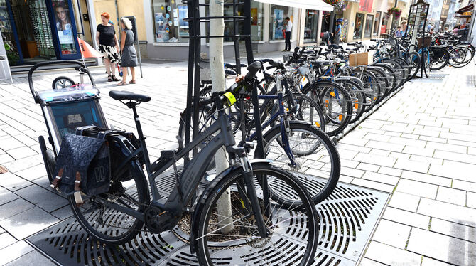 Immer mehr Menschen kommen mit dem Fahrrad in die Reutlinger Innenstadt – aber die offiziellen Stellplätze, wie hier beim Rathau
