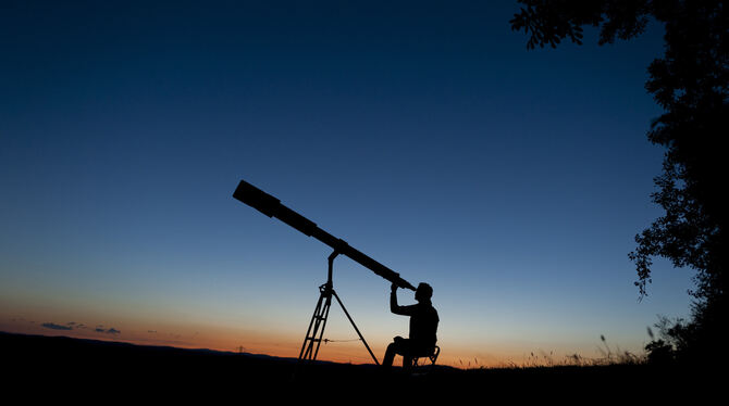 Mit dem großen Linsenteleskop lassen sich schon in der Abenddämmerung die Planeten und der Mond beobachten. Foto: Till Credner