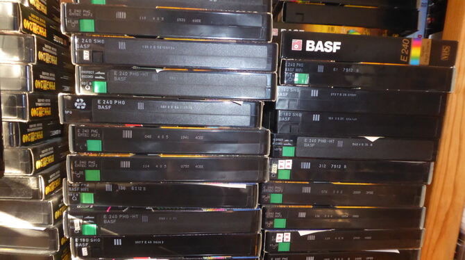 Bei manchen stapeln sich noch alte Videokassetten im Regal, etwa mit Filmen, die es immer noch nicht auf DVD gibt.  FOTO: LENSCH