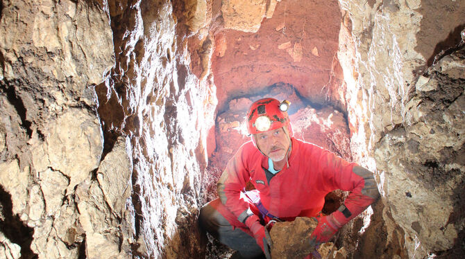 Mitglieder des Pfullinger Höhlenforschungsvereins erkunden und sichern den Erdfall bei Bleichstetten. Hier räumt Uwe Leuze Schut