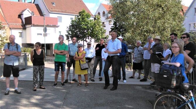 Beim Rundgang durch den Ort nahmen Bürgermeister Alexander Schweizer und Eninger Bürger verschiedene Plätze ins Visier. foto: bö