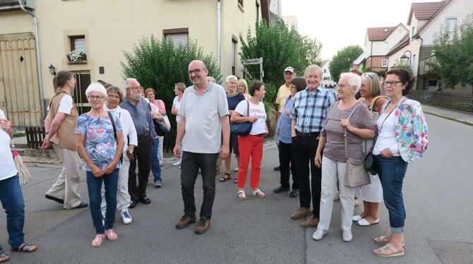 Pastor Ulrich Ziegler zeigt Teilnehmern des Sommerferienprogramms Straßen mit besonderen Namen, wie die Olgastraße.foto: klein