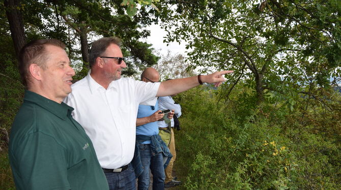 Auf der Schönbuchspitzrunde: Götz Graf von Bülow (links) und Landrat Joachim Walter sind angetan vom neuen Premiumweg.foto: krei