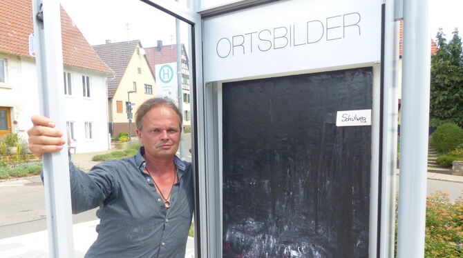 Mit einem düsterem Bild in der Vitrine an der Bushaltestelle in Immenhausen weist Kunstmaler Frank Köhler auf die Gefahr durch d