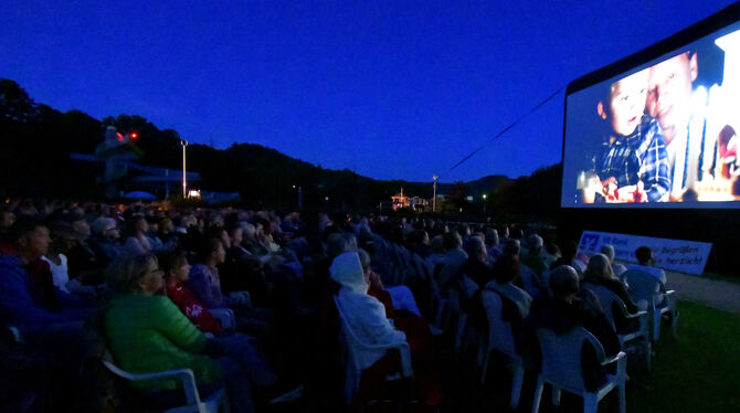 An den ersten beiden von drei Tagen ausverkauft: Rund 1 000 Besucher kamen zum Open-Air-Kino ins Mössinger Freibad. FOTO: MEYER