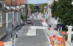 Die Gartenstraße gestern vom Burgplatz aus fotografiert. Die Gehwege sind breiter geworden und in der Mitte der Fahrbahn ist noc