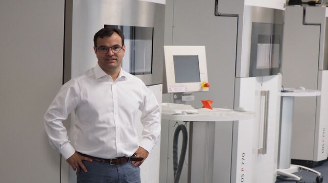 Johannes Matheis, Geschäftsführender Gesellschafter von Jomatik, inmitten seiner neuen Anlagen für den industriellen 3D-Druck. F