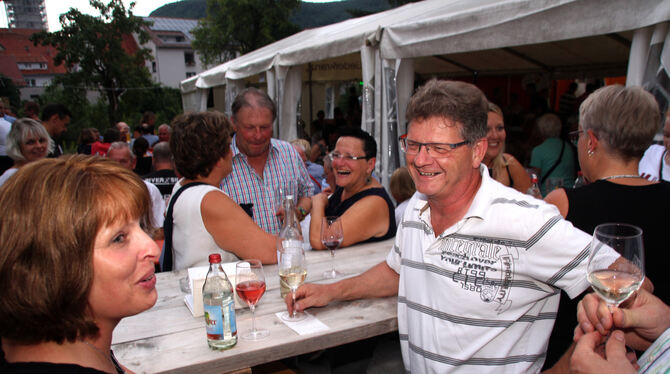Die Besucher kommen alljährlich in Scharen zum Weinfest der VfL-Fußball-AH im Schlößlespark und genießen rote und weiße Rebensäf