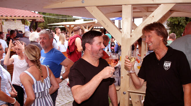 Thomas Stühle (links) und Uli Keppler stoßen unter den neuen Stehtischen und mit den neuen Weingläsern an.foto: leippert