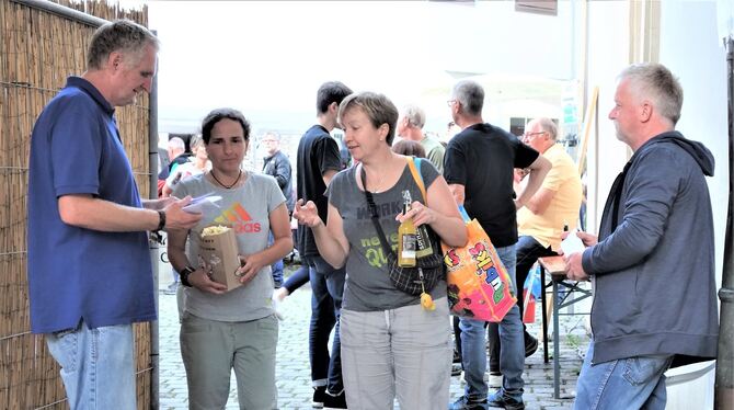 Einlass mit Popcorn: Besucher beim Open-Air-Kino im Uracher Schlosshof. foto: böhm