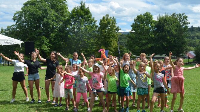 Bewegung und viel Spaß: Kinder und Betreuerinnen beim Abschlussfest der ersten von zwei Sommerfreizeiten im Ferientagheim Metzin