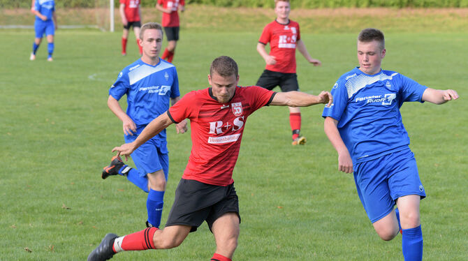 Zieht ab: Manuel Baumgart, beim 3:0 gegen den VfB Bodelshausen zweifacher Torschütze für den SV Degerschlacht. Rechts: Fabian Pe Zieht ab: Manuel Baumgart, beim 3:0 gegen den VfB Bodelshausen zweifacher Torschütze für den SV Degerschlacht. Rechts: Fabian Pe