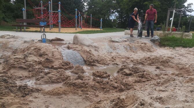 Trinkwasser aus der Pumpe: Andrea Sliwka und Georg Frey vom Amt für Tiefbau, Grünflächen und Umwelt auf dem neu gestalteten Kind