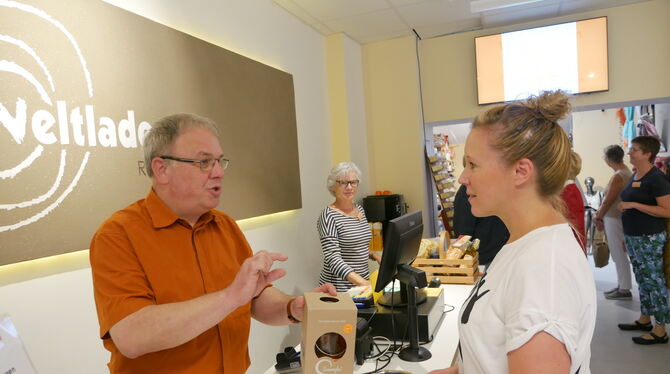Oberbürgermeister Thomas Keck machte den Anfang und half den Ehrenamtlichen des Reutlinger Weltladens. Foto: Leister Oberbürgermeister Thomas Keck machte den Anfang und half den Ehrenamtlichen des Reutlinger Weltladens. Foto: Leister