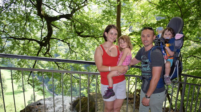 Familie Schlegel aus Frickenhausen an der Felskante, an der das Wasser in die Tiefe stürzt.