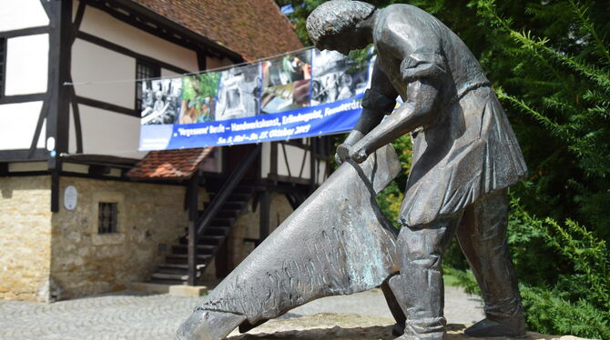 Der Pfullinger Handwerker-Brunnen – dargestellt ist ein Gerber – ist ein Denkmal für Berufe, die heute ausgestorben sind. Es ste