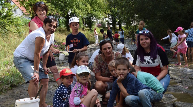 An diesem Tag ging’s um Nachhaltigkeit und den Bau von kleinen Flößen (von links): Marion Beck, dahinter Ute Heß, Sabine Mauersb