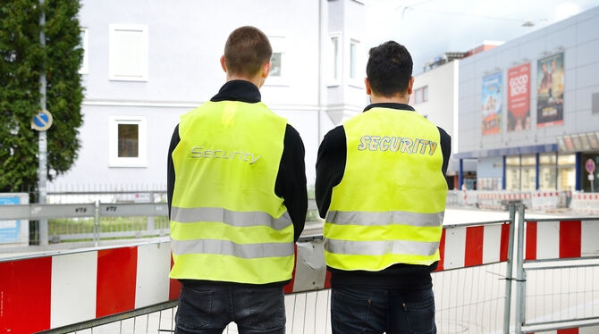 Wacheute passen auf, dass sich niemand mit Fußabdrücken im Belag der Gartenstraße verewigt.   FOTO: PIETH