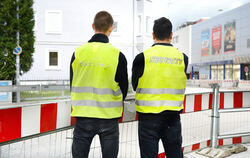 Wacheute passen auf, dass sich niemand mit Fußabdrücken im Belag der Gartenstraße verewigt.   FOTO: PIETH