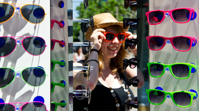 Sonnenbrillen gibt es in zahllosen Designs. Doch längst nicht jedes Modell bietet optimalen UV- und Blendschutz.Foto: DPA