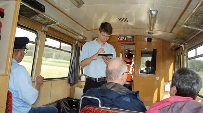 Jens Wetzel verkauft die Fahrkarten im Zug und zählt die Fahrgäste. Fotos: Wurster