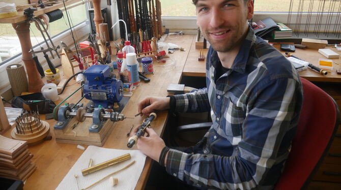 Hendrik Morgenbrodt ist in seiner Werkstatt gerade dabei, die Pfeifen für einen neuen Dudelsack zu fertigen.Foto: Morawitzki